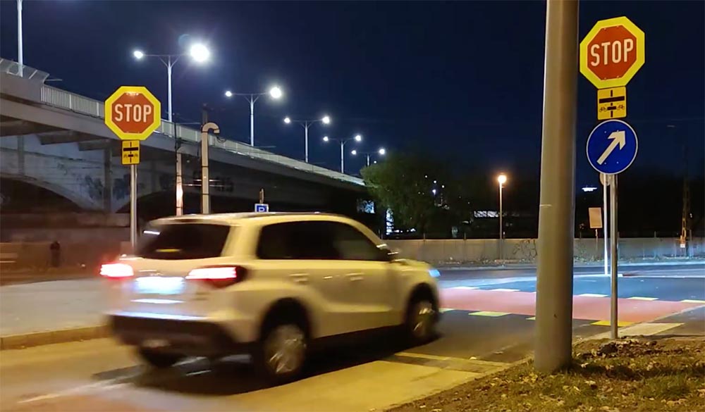 VIDEÓ: 5 percig megfigyelték – Ennyi autós állt meg a bicikliút előtti stoptáblánál, amit egy halálos gázolás miatt raktak ki