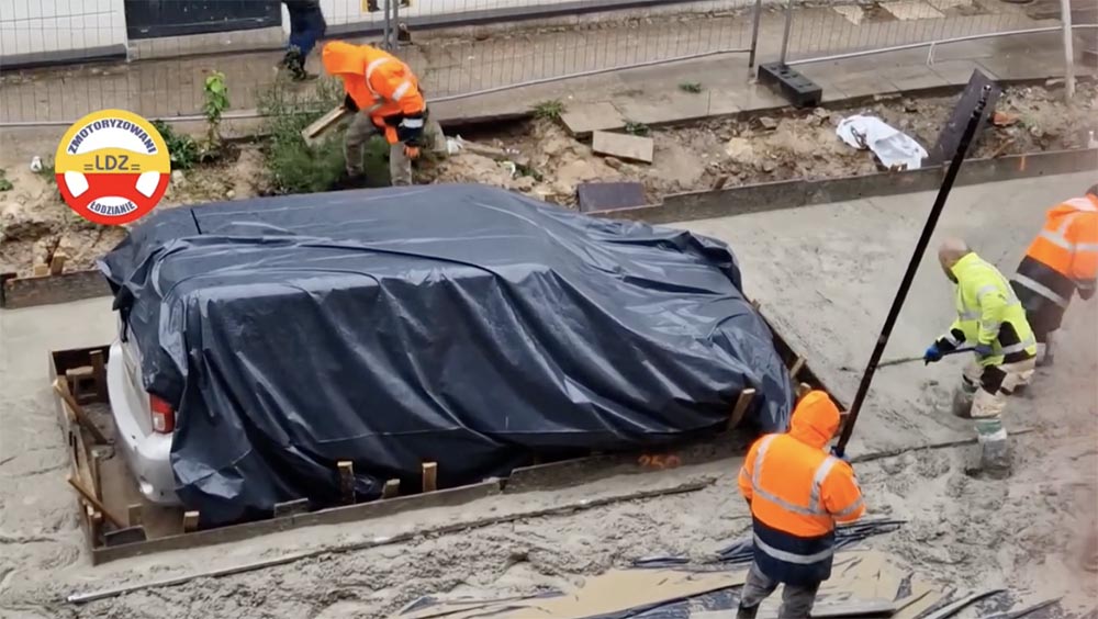 VIDEÓ: Nem variáltak! Egyszerűen körbebetonoztak egy autót Lengyelországban
