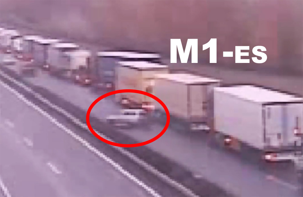 VIDEÓ: M1 – Akkorát fékezett a vizes úton, hogy a kamionnak csapódott