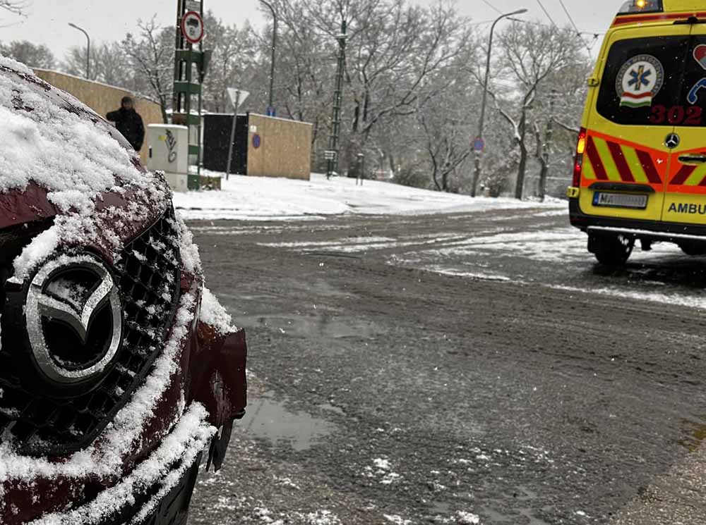 Mentőautónak csúszott egy autós. Nyári gumi volt rajta