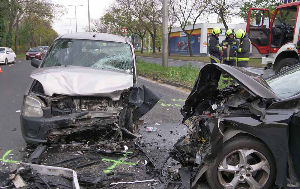 VIDEÓ: Frontálisan ütköztek Békásmegyeren