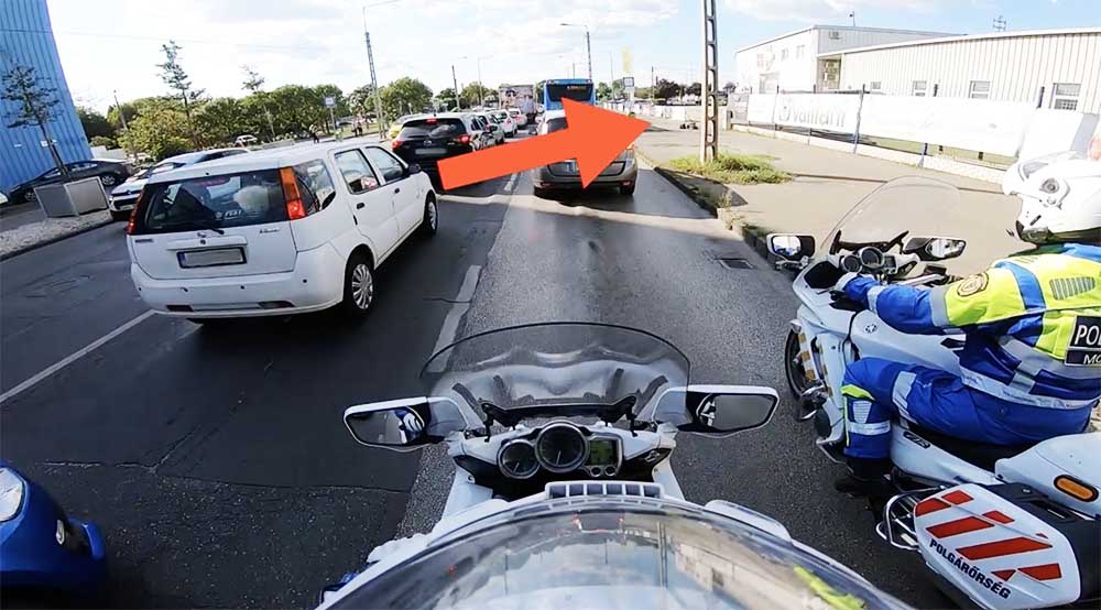 VIDEÓ: Motoros polgárőrök előtt esett össze egy férfi Kőbányán. Részükről nem maradt el a segítségnyújtás