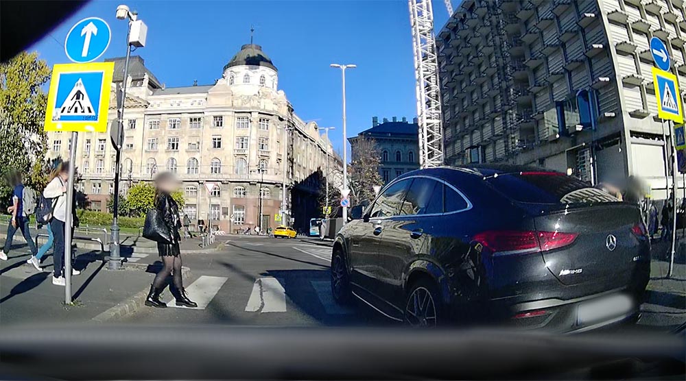 Kanyarodó sávból zavarta vissza a gyalogost a Mercedes. Újpesten pedig 19-re húzott lapot egy furgonos