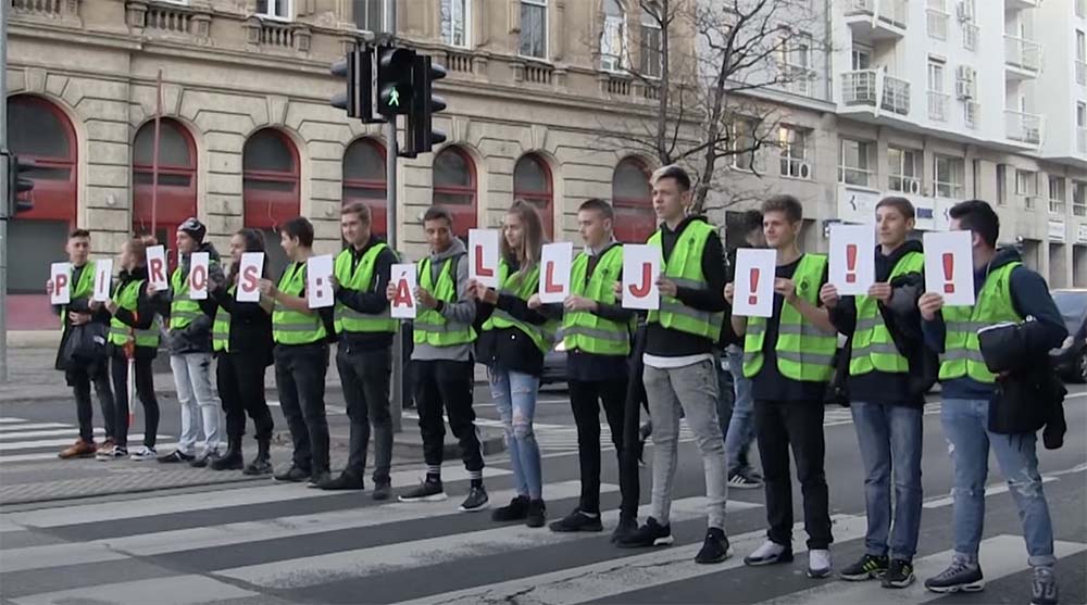 Ikerbabakocsit tolt át a zebrán egy anyuka a XVIII. kerületben. Egy buszt előző autós elütötte