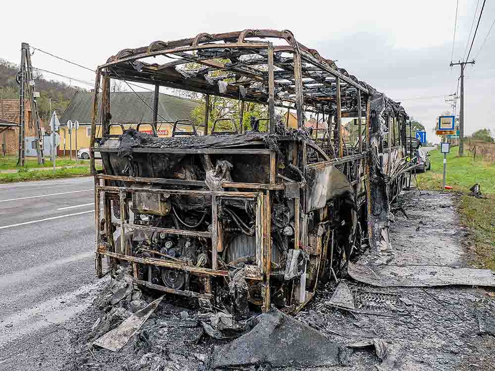 VIDEÓ: Utasokkal a fedélzetén gyulladt ki egy busz Dunaföldvárnál
