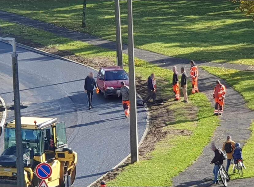 Ráhajtott a friss aszfaltra a Suzukival, majd beletolatott egy gödörbe