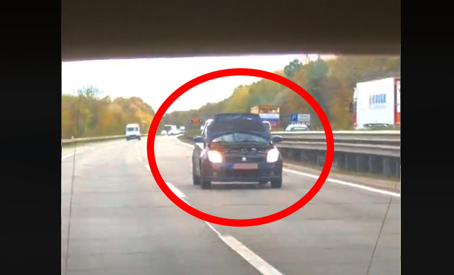 VIDEÓ: Felcsapódott motorháztetővel suhant az M1-en egy suzukis