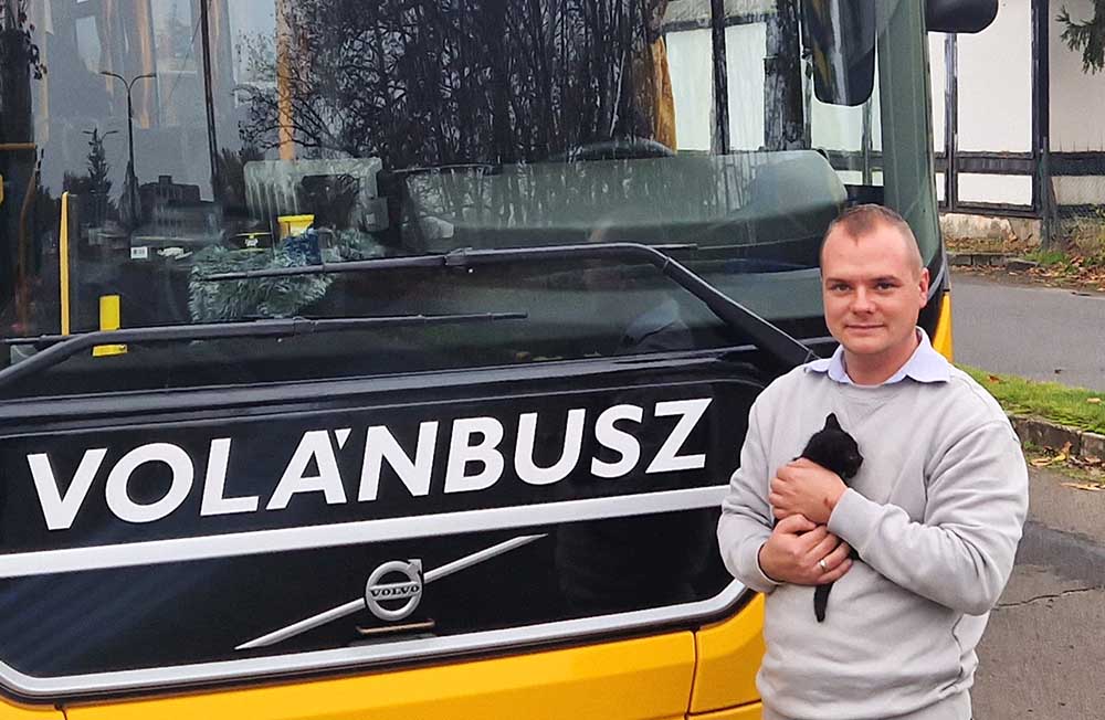 Kalandos útja volt egy macskának a Volánbusz padlója alatt