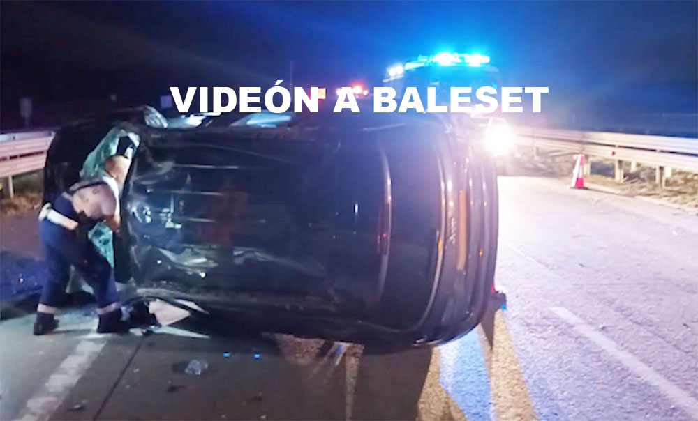 VIDEÓ: Hiába volt kivilágítva, letarolta a munkagépet egy autós az M0-son