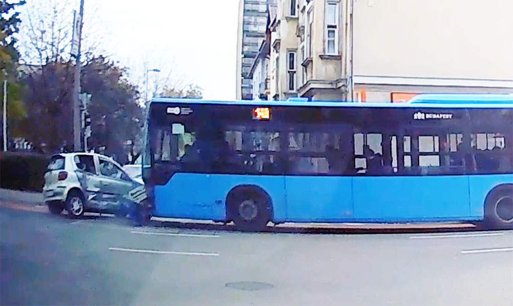 Videón, ahogy a busz elé kanyarodott ma koradélután egy autó Pesterzsébeten