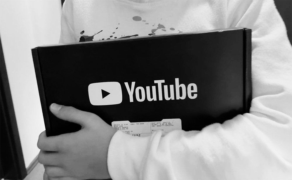Hála Nektek❤️, YouTube-díjat kaptunk. Gyertek, bontsuk ki!
