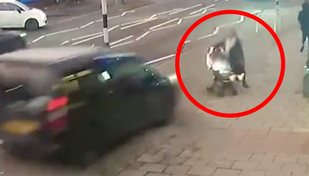 Drámai videó: Egy autó csapódott a babakocsit toló édesanyának