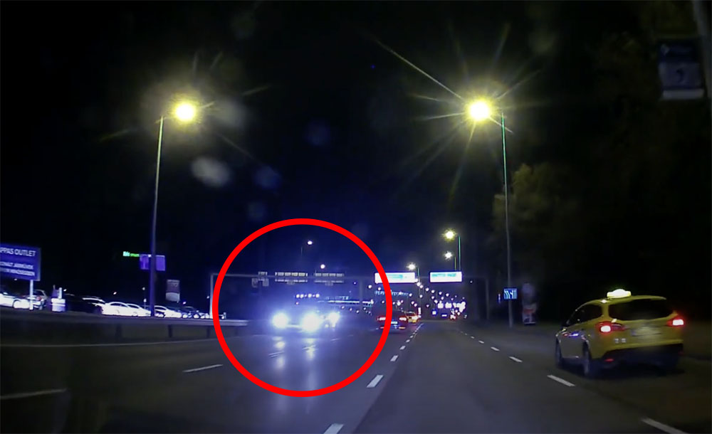 Videón, ahogy ketten egymás után a forgalommal szembe hajtanak az M1-M7 kivezetőn