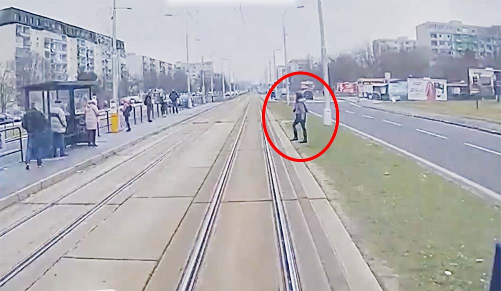 VIDEÓ: Villamos elé lépett egy gyalogos. Csaknem az élete árán bizonyította, hogy minden körülmények között a villamosnak van elsőbbsége