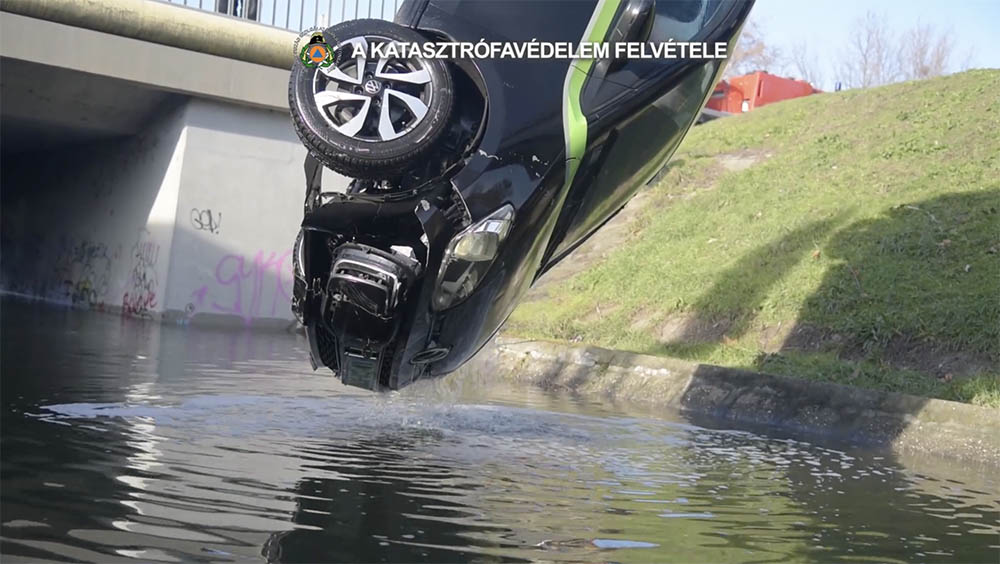 VIDEÓ: Patakba csúszott az egyik autómegosztós cég autója a 3. kerületben