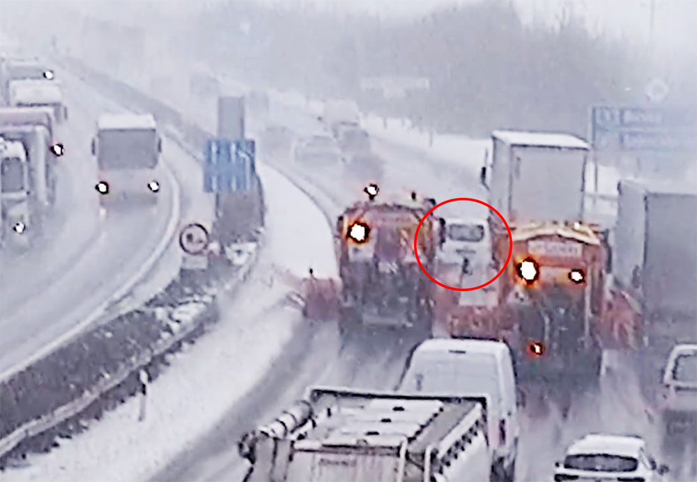 Videón, ahogy sorra előzik meg a hó eltakarítást végző munkagépeket a türelmetlen autósok