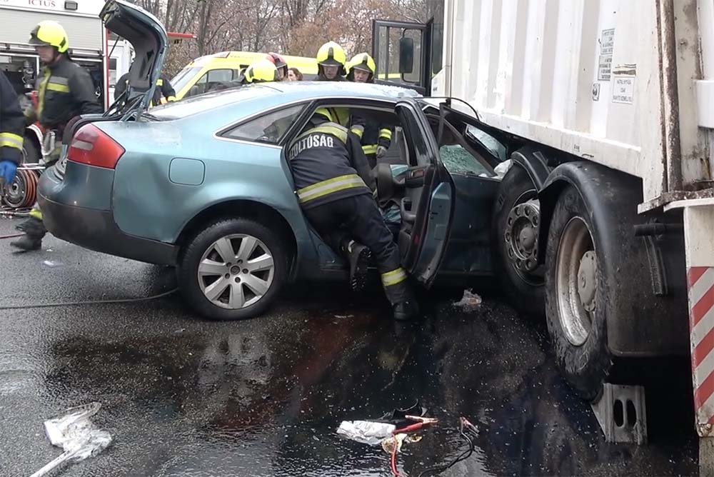VIDEÓ: Kukásautóval ütközött egy Audi Budapesten. A kocsiba két ember beszorult