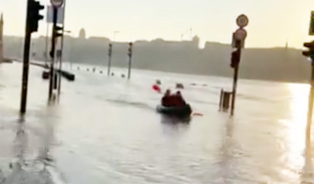 VIDEÓ: Kajakkal vették birtokba a pesti alsó rakpartot
