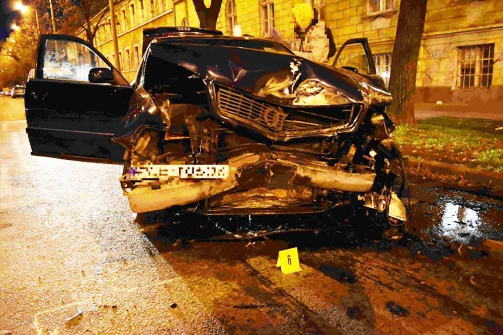 Részegen, bedrogozva hajtott át a piroson, majd nagy sebességgel nekiütközött egy autónak