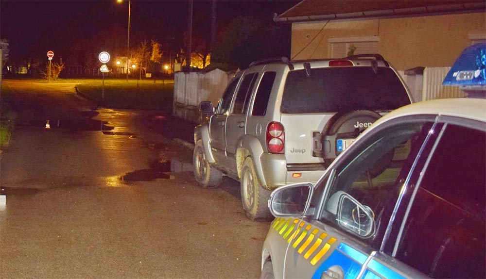 Találkoztak a rendőrrel, majd kirabolta és levetkőztette ivócimboráját