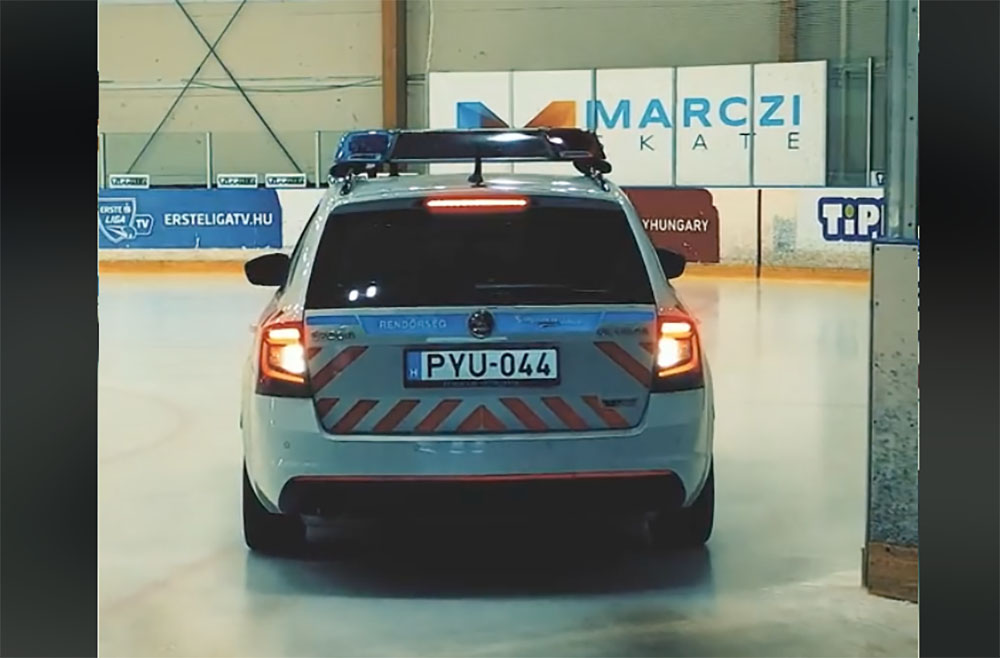 VIDEÓ: Rendőrautó jelent meg a debreceni jégpályán sokak nem kis meglepetésére