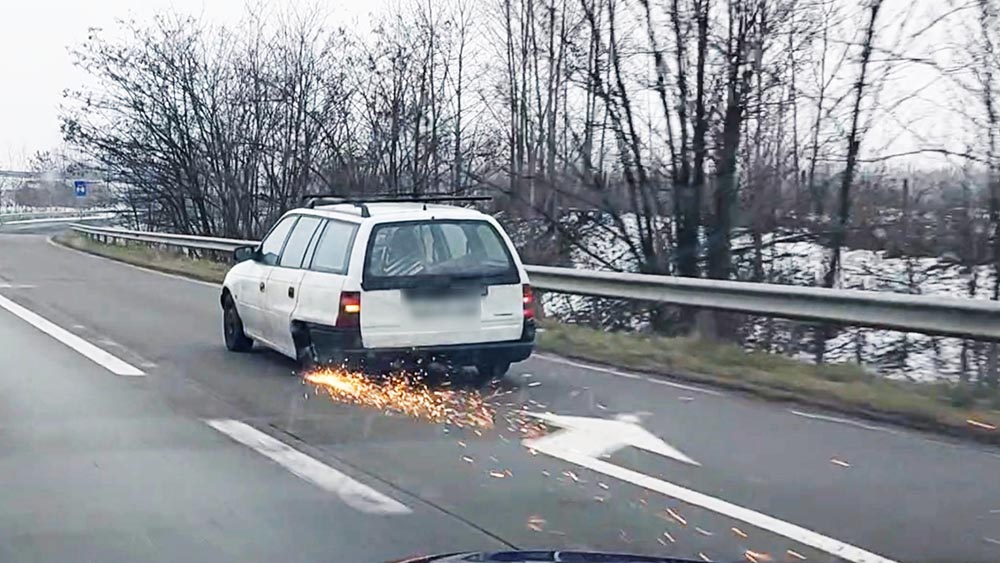 VIDEÓ: Már a felni nagy részét is ledarálta egy M0-son közlekedő opeles
