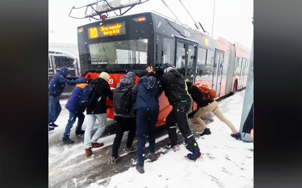 Videón az összefogás: Közös erővel tolták a tegnap elakadt 80-as trolit