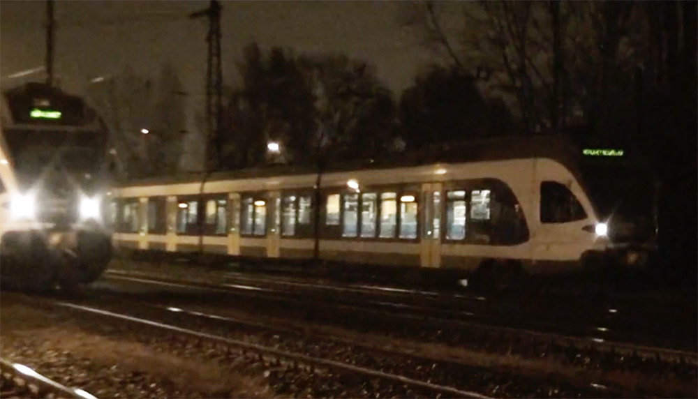 A gyalogátkelőtől 100 méterre ment át a síneken – Halálra gázolta a vonat