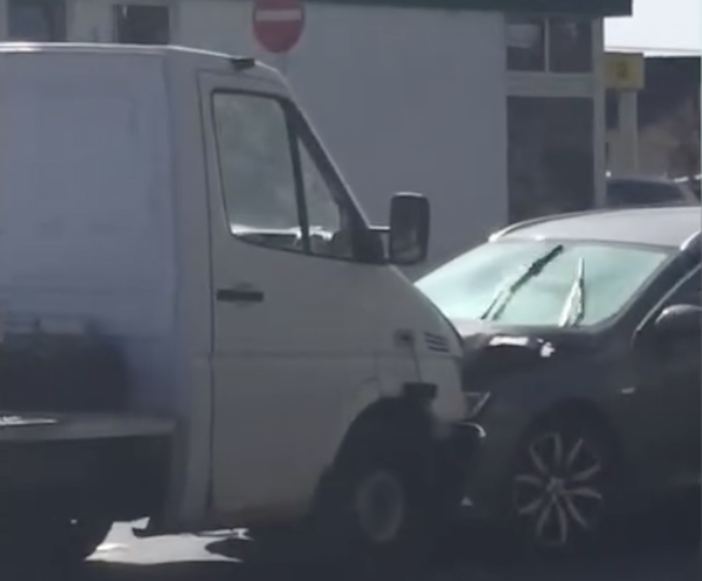 VIDEÓ: Teherautóval tört-zúzott Tapolcán