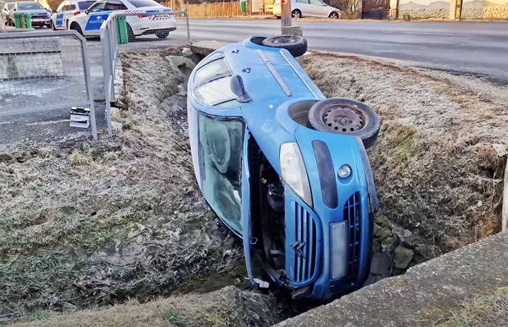 VIDEÓ: Szürreális baleset történt a 87-es főúton. Tessék belőle tanulni!