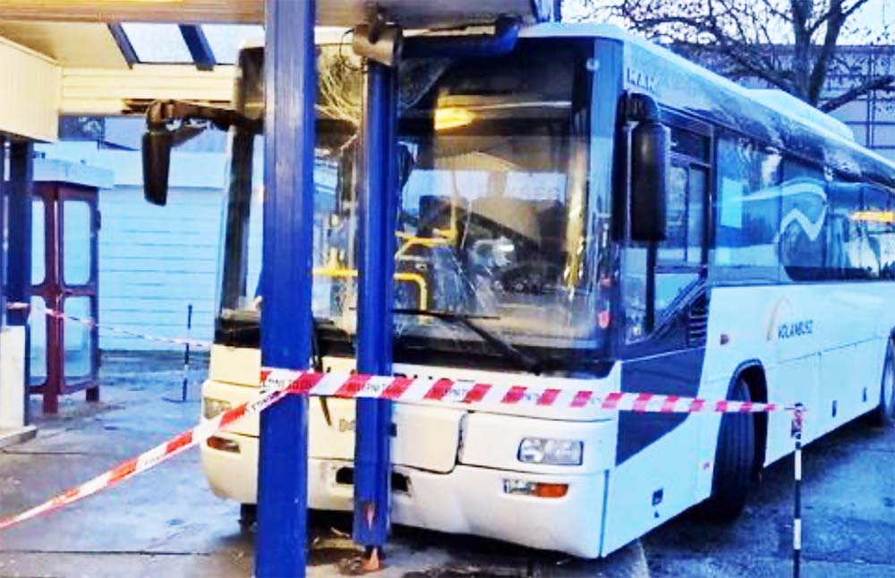 A busz tartotta meg a pályaudvar tetejét, miután kidöntötte az egyik tartóoszlopot