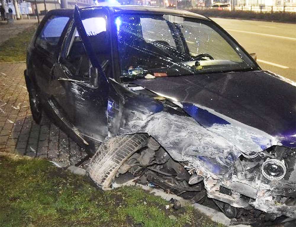 Téglafal állított meg egy kontrollt vesztett sofőrt Kaposváron, a térfigyelő kamerák mindent rögzítettek.