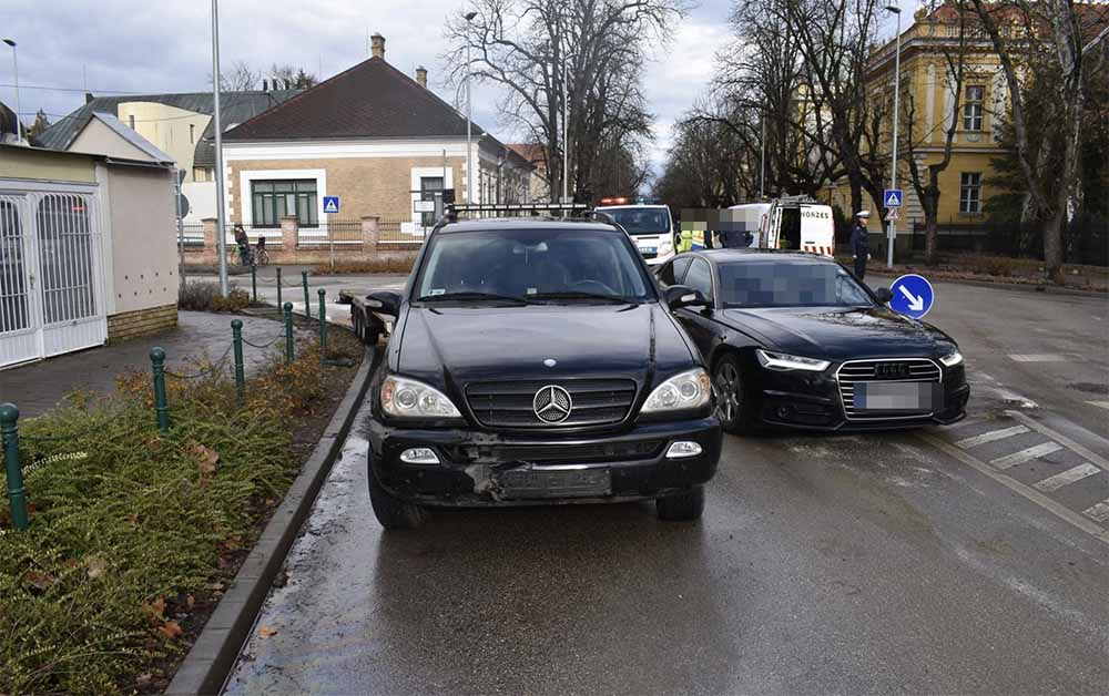Menet közben elfolyt az üzemanyag, két autó összetört