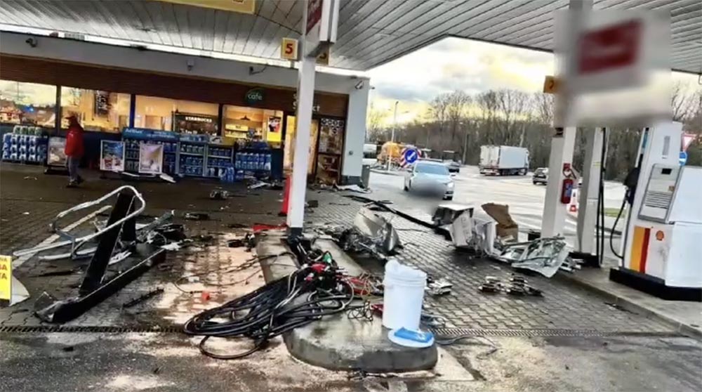 Videón, ahogy elképesztő sebességgel letarolja egy autós a benzinkutat Szlovákiában