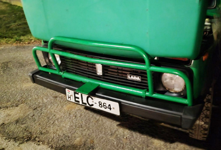 Elvesztette a Lada Niva rendszámát, rajzolt egyet helyette. Nem tetszett a rendőröknek