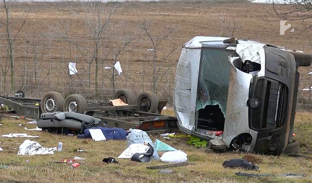 Hét ember sérült meg, két nő életveszélyesen, amikor árokba borult egy kisbusz Kecskemétnél – VIDEÓ