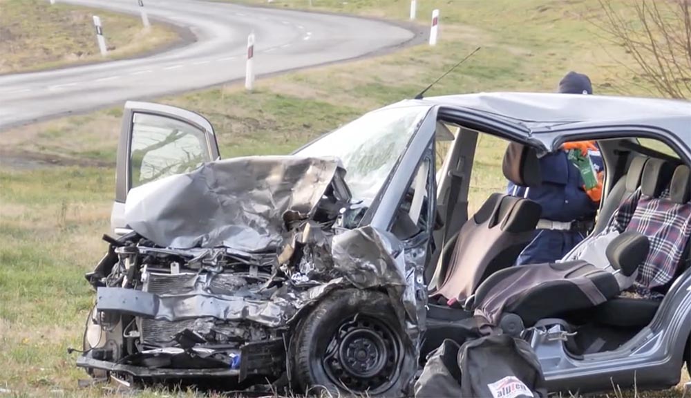 Halálos frontális baleset, gázolás és buszmegálló letarolás – VIDEÓ