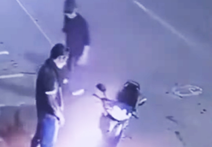 Vizeletükkel próbálták meg eloltani a lángra kapott motort – VIDEÓ