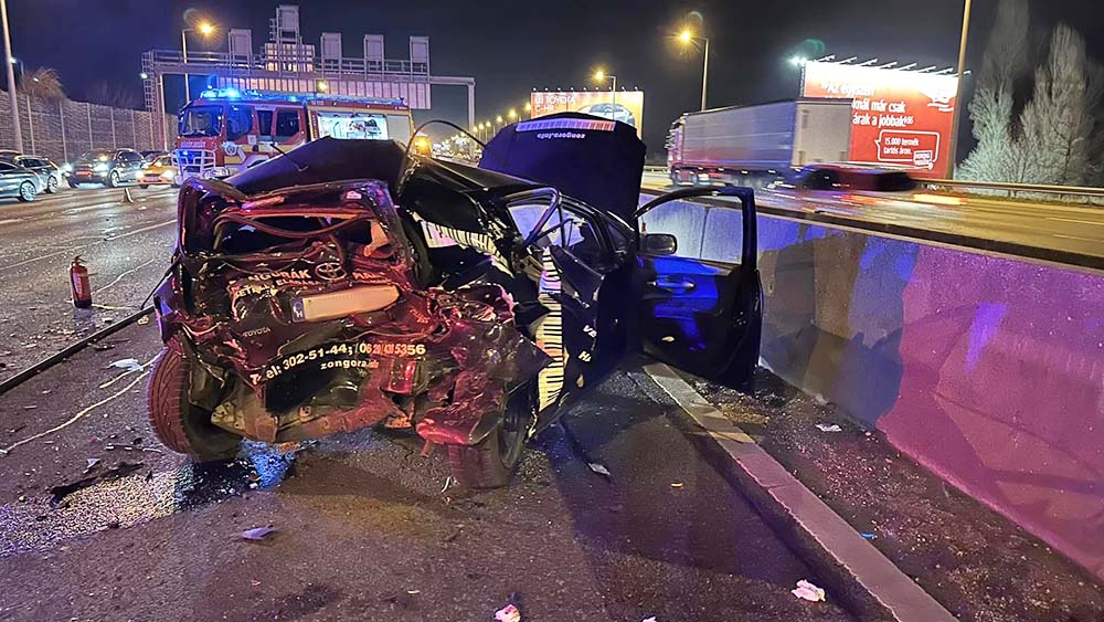 Segítséget kér az M1-M7 szakaszon történt tömegbaleset egyik érintettje – FOTÓK