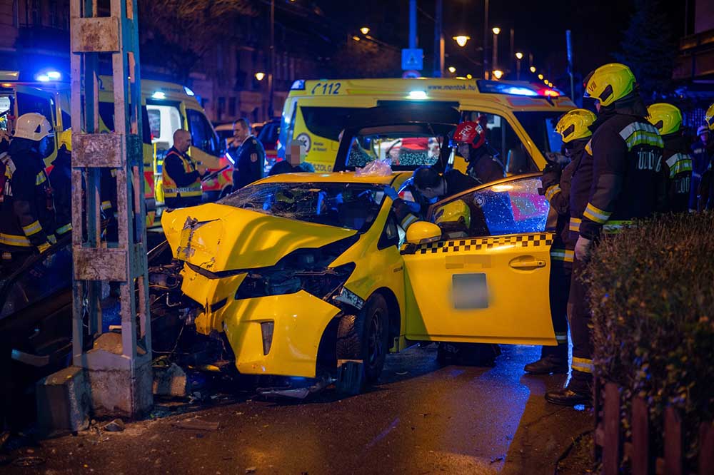 Villanyoszlopnak ütközött egy taxi a 8. kerületben – FOTÓK