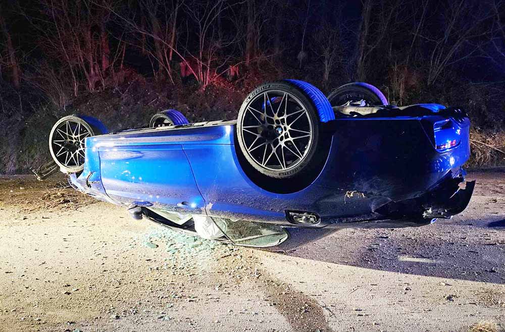 Felborult a BMW-vel egy sofőr Pátyon. Önerejéből ki tudott mászni az autóból a sofőr – FOTÓK