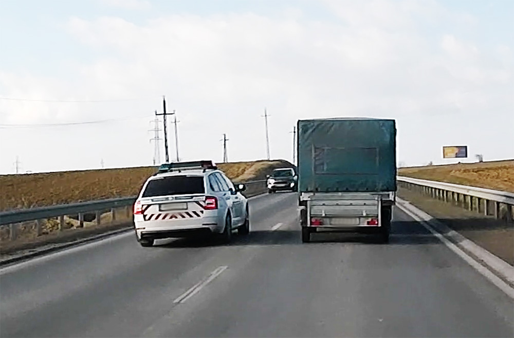 VIDEÓ: Túlvállalta magát egy rendőrautó sofőrje, pedig üldözésről szó sem volt