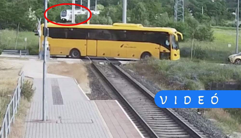 Akár örökre eltilthatják a vezetéstől a Volánbusz sofőrjét. A sorompót letörve hajtott a sínekre