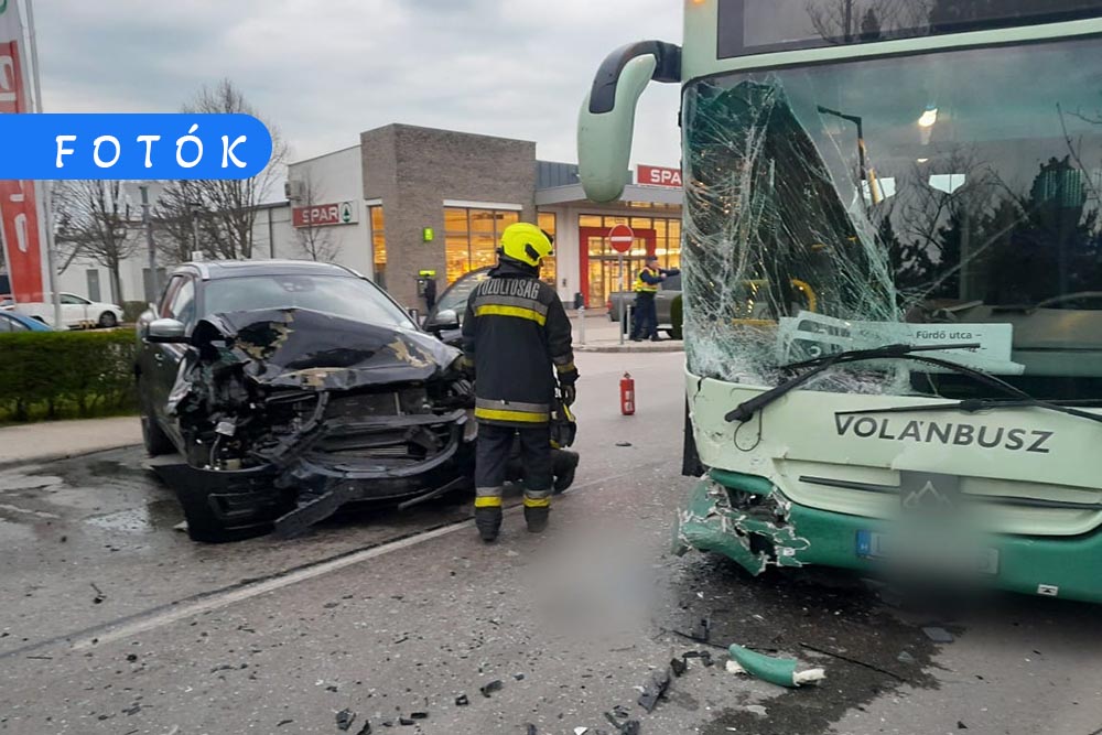 Utasokkal teli busznak csapódott egy autó Balatonfüreden, elaludhatott a vétkes sofőr