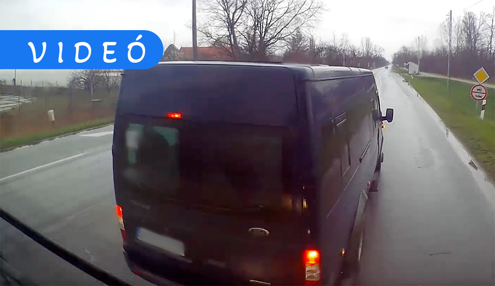 Gyerekeket szállító matrica is volt a büntetőfékező kisbusz hátulján