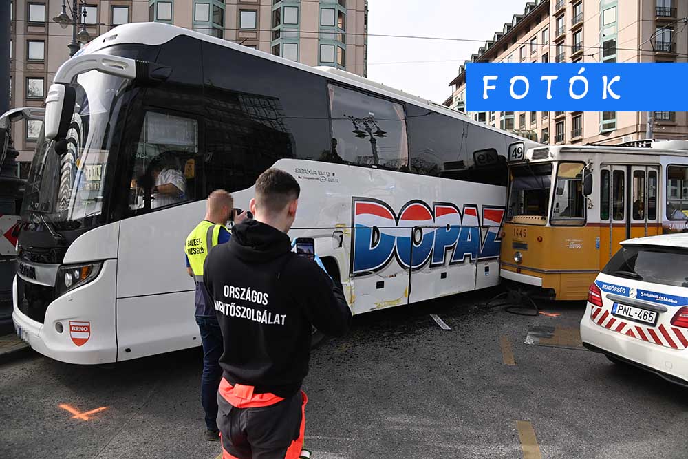 Villamossal ütközött egy turistabusz a Kálvin téren