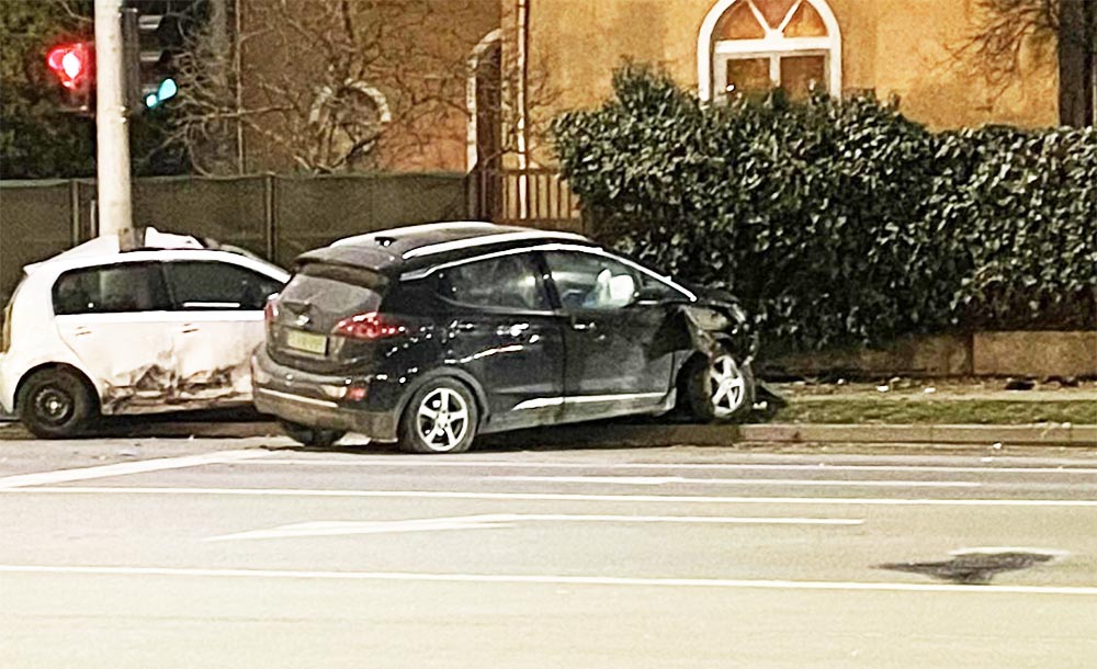 Ütköztek, majd a járdán gyalogosokat ütöttek el. A halálos balesetnek több sérültje is van