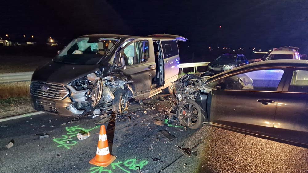Frontálisan ütközött egy zalaegerszegi kézilabdacsapat busza egy autóval