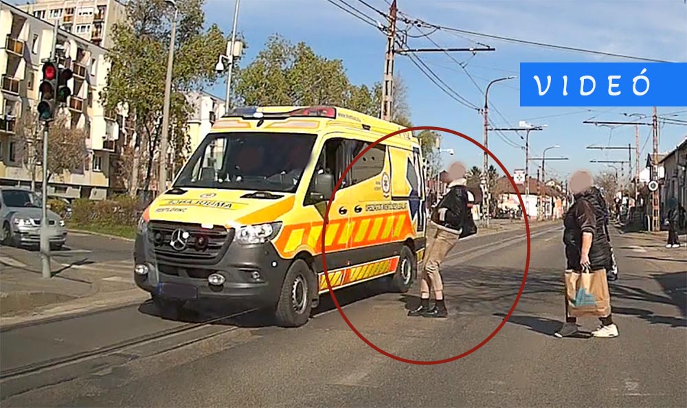 Centiken múlt, hogy elgázolja a fülhallgatóval közlekedő gyalogost a vonuló mentőautó