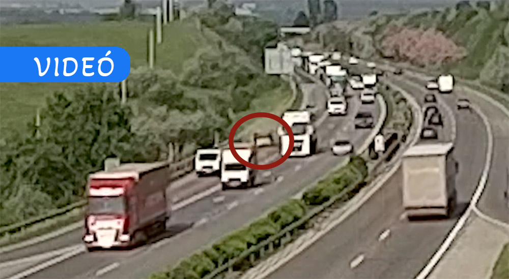 Hatalmasat borult egy szalagkorlátnak csapódó autó az M1-en
